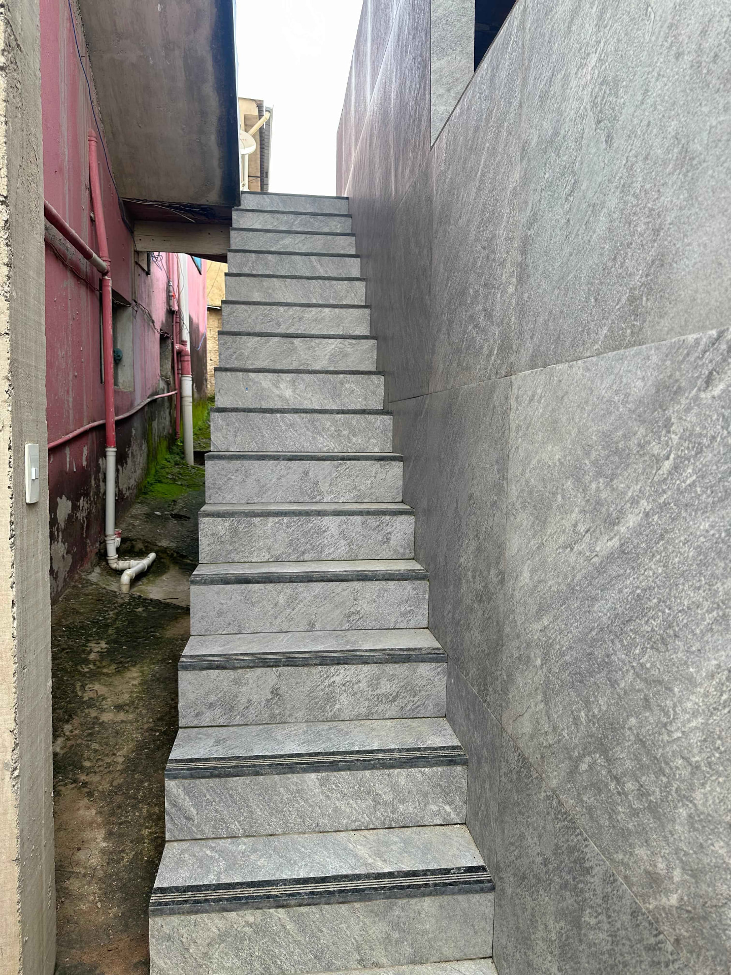 Escada de concreto comum tradicional executada pela Escadas Gomes