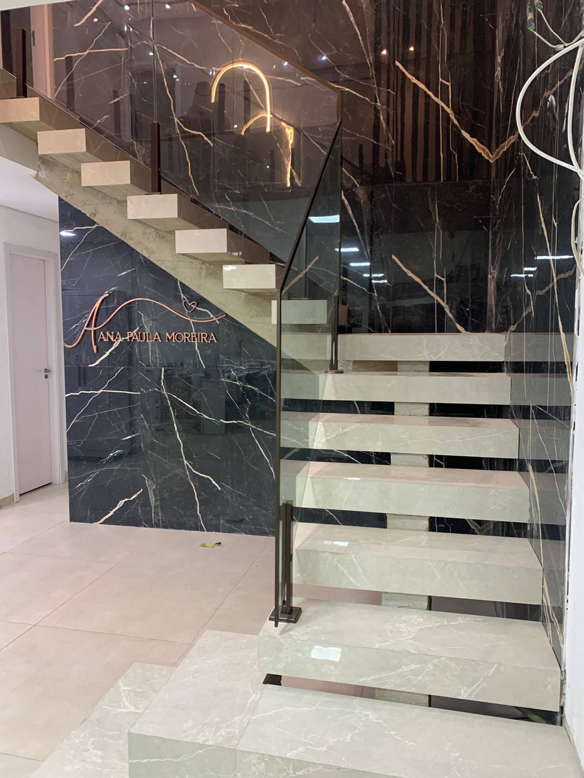 Escada de concreto moderna com viga central